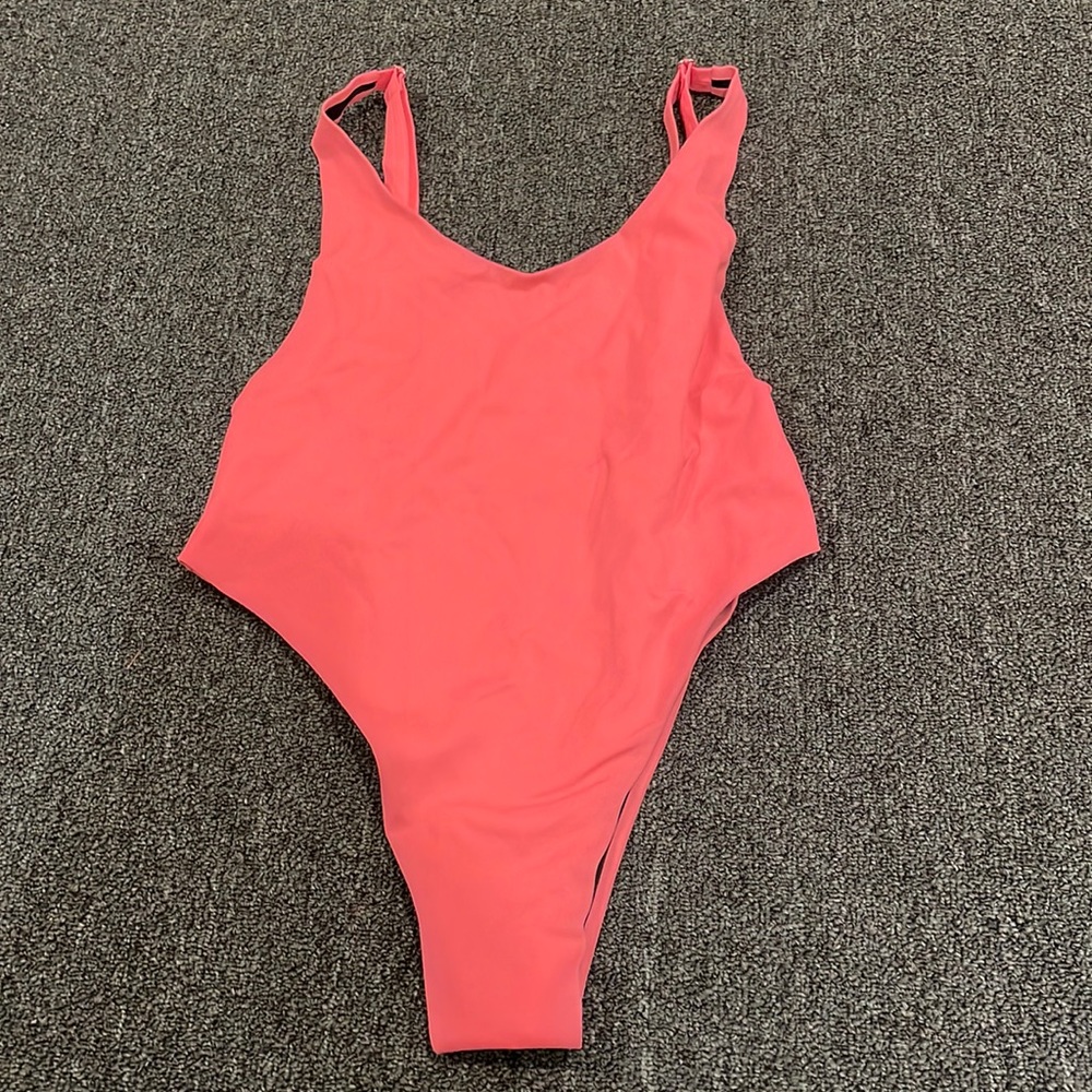 Reversible one piece coral to black small to medium. Adjustable straps
